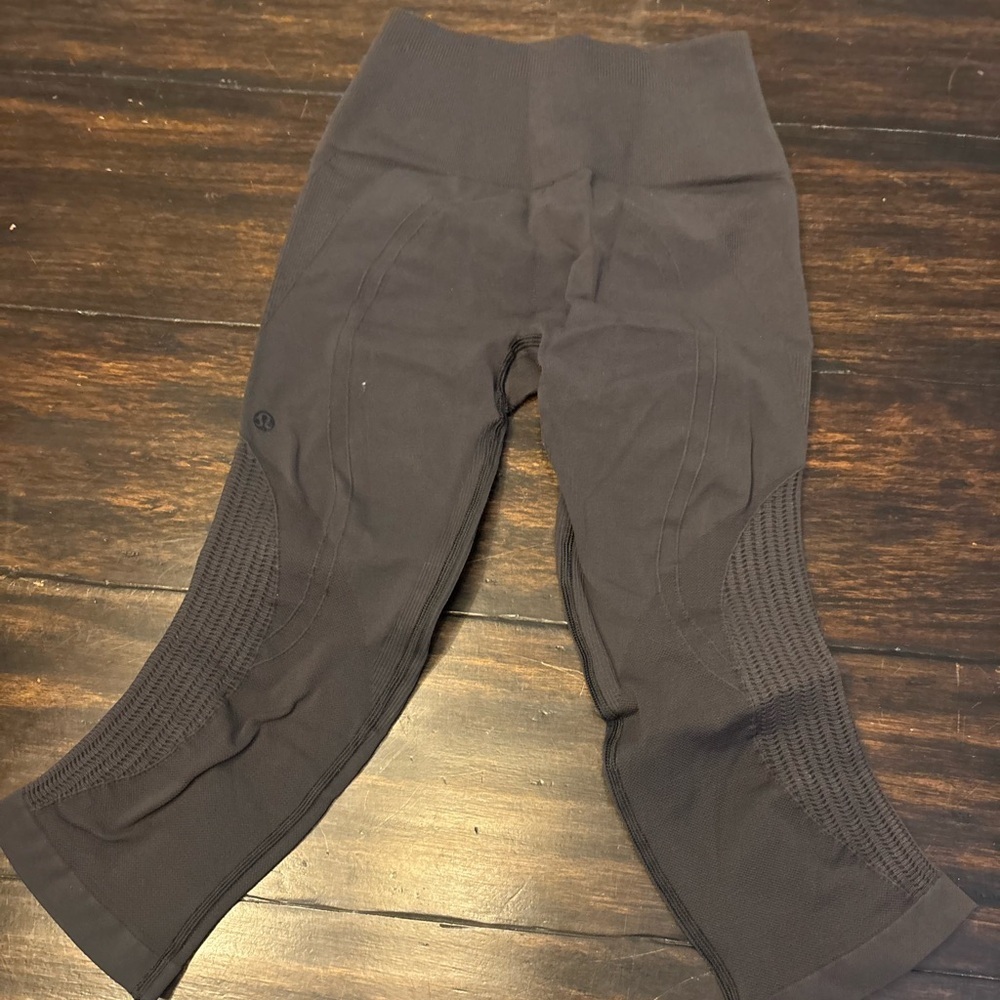 Lululemon Ebb to Street Tight crop leggings in black -
Size 4